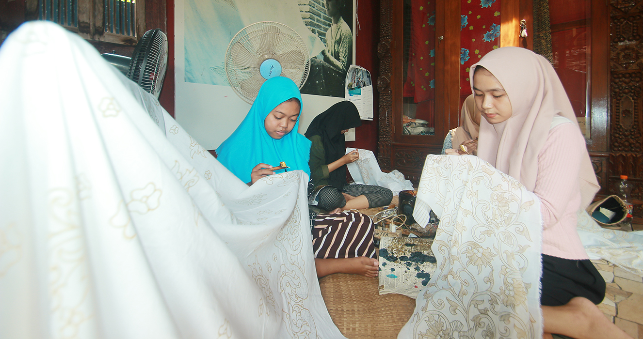 KEKAYAAN BUDAYA: Pembatik berlatih melukis motif di salah satu sanggar batik di Kelurahan Panggang, Jepara.