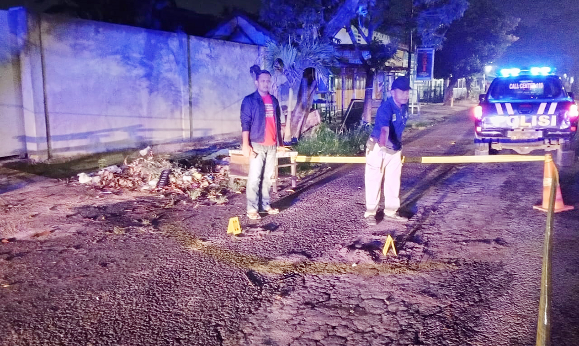 OLAH TKP: Kepolisian mengolah TKP peristiwa pembacokan di jalan raya Pati-Gabus belum lama ini.