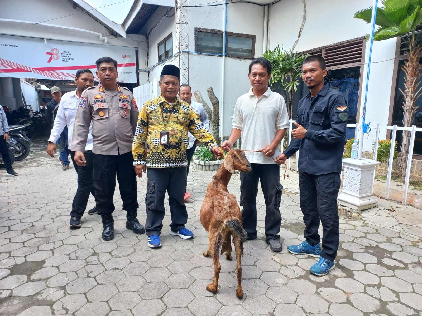 SERAH TERIMA: Ketua KPU Grobogan Agung Sutopo menyerahkan hadiah kambing kepada petugas KPPS yang mempunyai partisipasi terbanyak dalam Pemilu 2024 kemarin.
