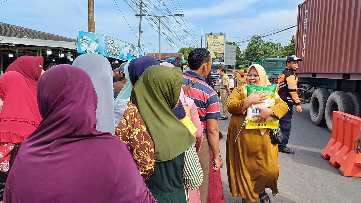 ANTRE: Warga Pecangaan mengantre untuk membeli beras di Operasi Pasar Murah Pecangaan (4/3).