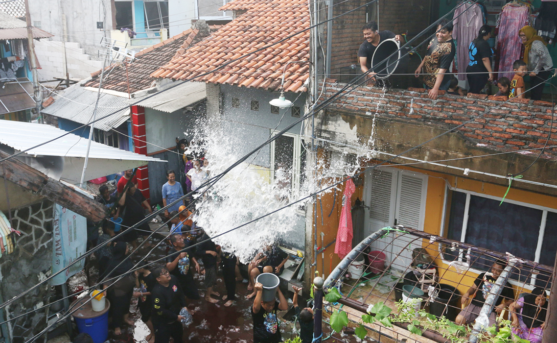 PERANG AIR: Prosesi perang air saat Gebyuran Bustaman di Kampung Bustaman RT 4 - 5 RW 3, Kelurahan Purwodinatan, Semarang Tengah, Minggu (3/3).
