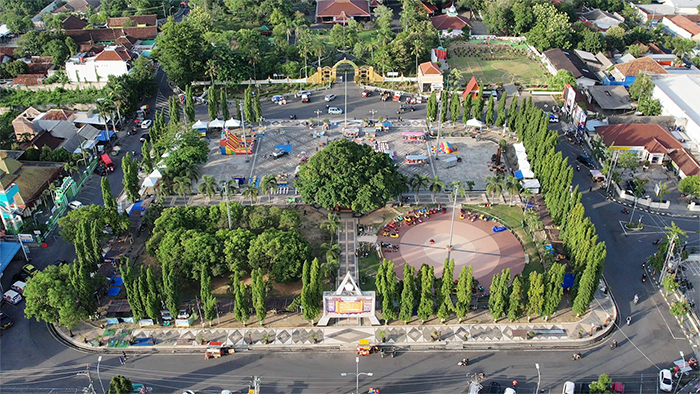 TATA ULANG: Kondisi Alun-alun Blora dari atas yang sedang ramai pedagang.  Segera Percantik Alun-Alun.
