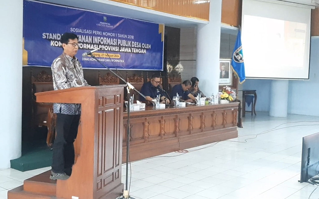 MOTIVASI: Sekda Rembang, Fahrudin beri arahan di acara sosialisasi Peraturan Komisi Informasi Nomor 1 Tahun 2018 Tentang Standar Layanan Informasi Publik Desa, Selasa lalu (27/2).