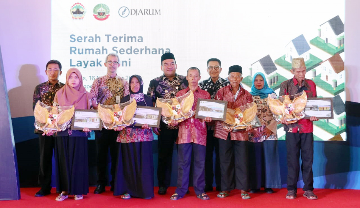 KOMITMEN: Bupati Blora Arief Rohman menyerahkan apresiasi terima kasih kepada penerima bantuan.