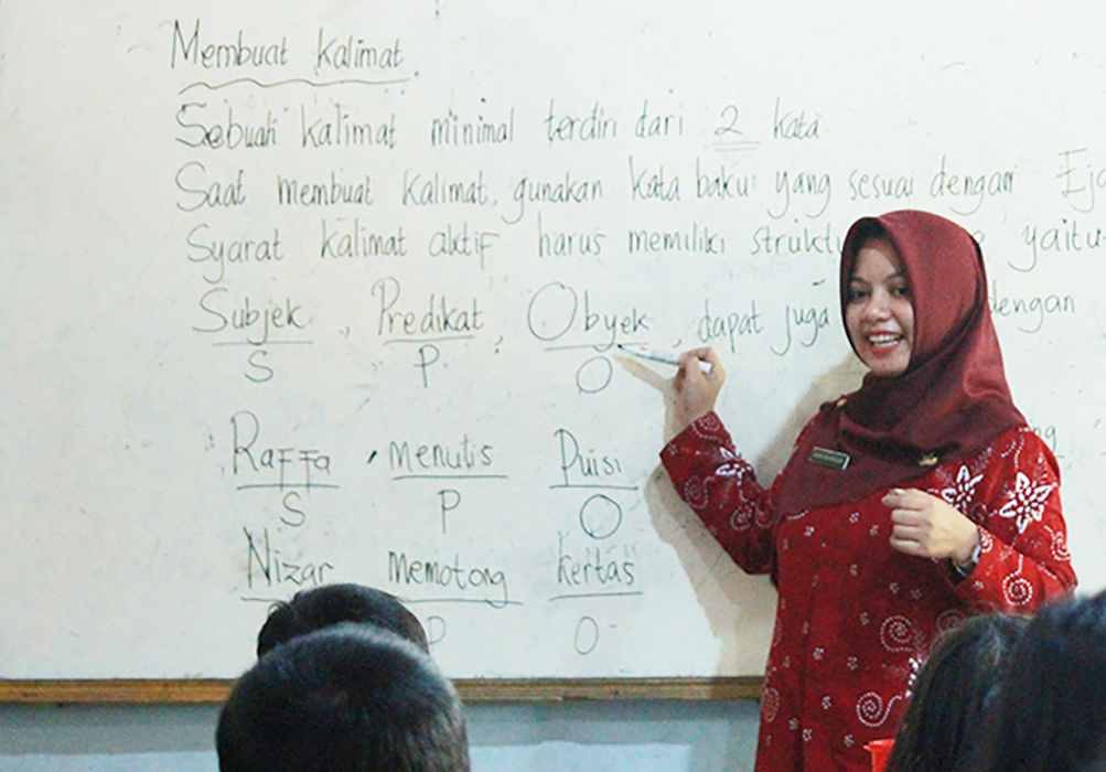 BELUM LENGKAP: Seorang guru mengisi mata pelajaran di sebuah sekolah dasar negeri Kabupaten Jepara belum lama ini.