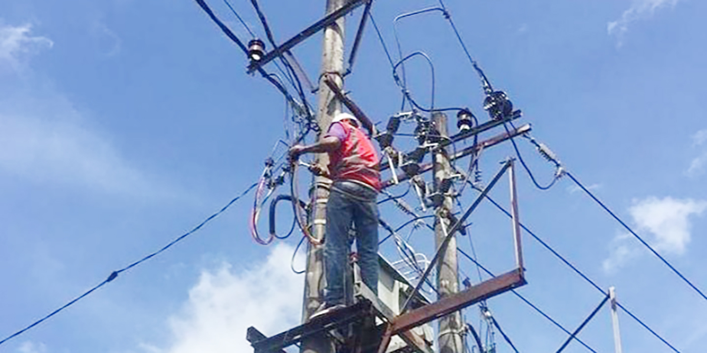 Perbaikan: Petugas PLN sedeng memperbaiki arus listrik yang belakangan ini tidak setabil.