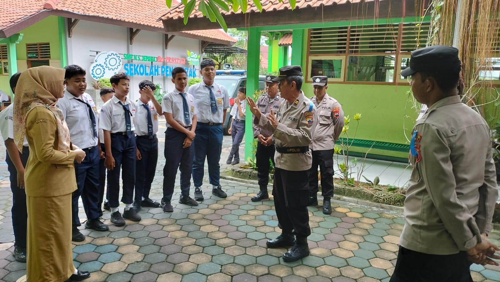 SOSIALISASI: Subsatgas Binluh Polres Jepara menerangkan pentingnya tertib berlalu lintas.