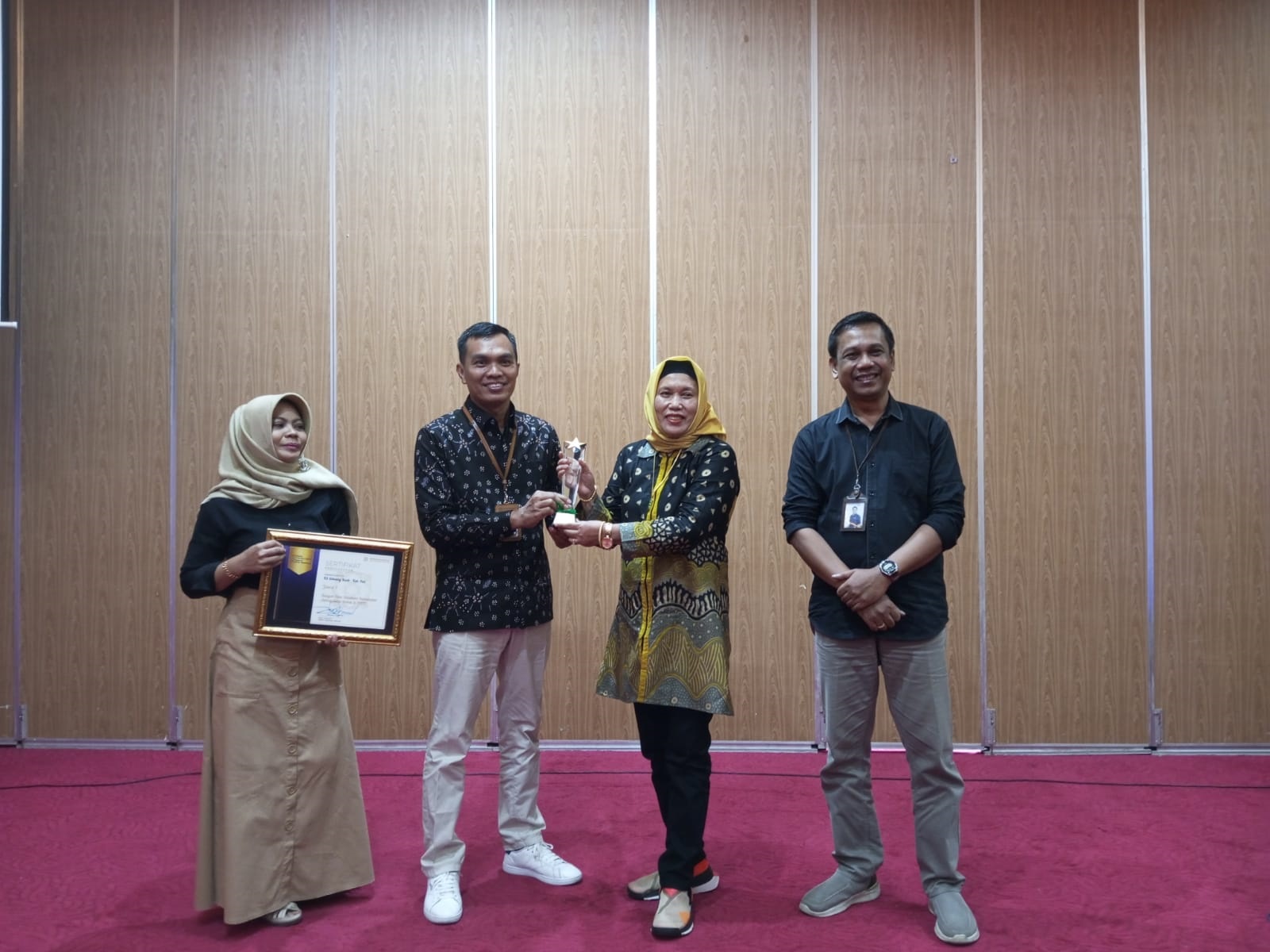 APRESIASI: Direktur RSU Sebening Kasih Indah Restianti menerima penghargaan juara 3 nasional video layanan antrean Mobile JKN yang digelar oleh Kementerian Kesehatan dan BPJS Kesehatan.