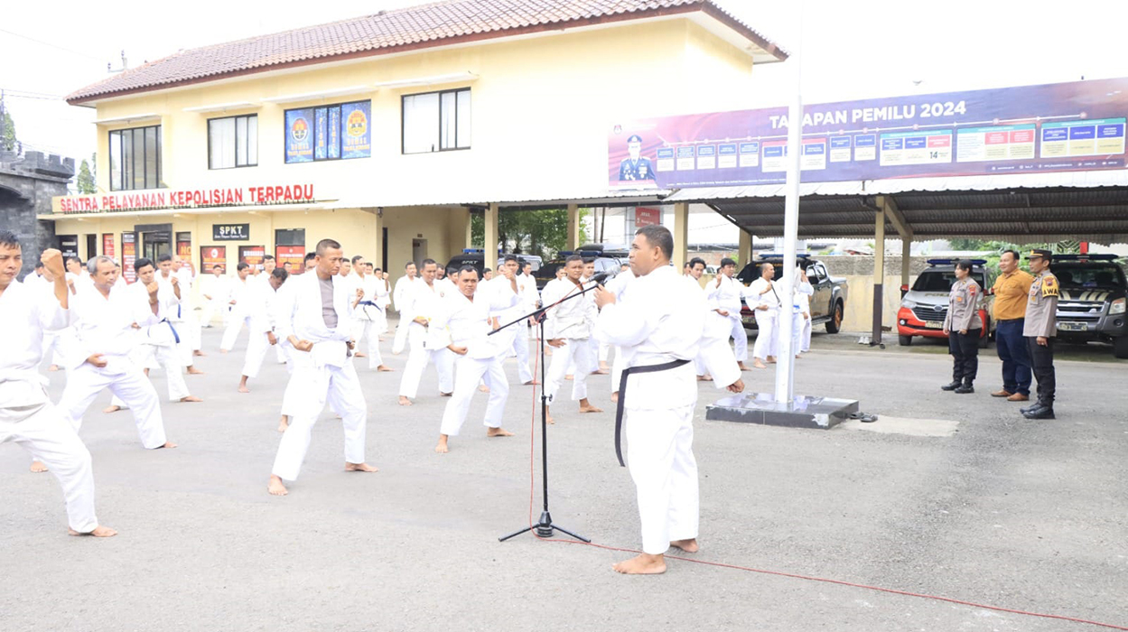TINGKATKAN KEMAMPUAN: Ratusan personel Polres Rembang ikuti latihan beladiri di halaman Mapolres setempat.