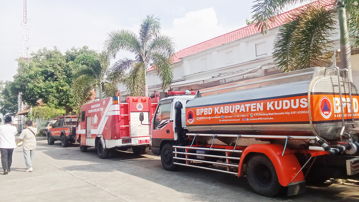 USULAN TAMBAH POS DAMKAR : Beberapa armada penampung air yang terparkir di halaman kantor BPBD Kudus.