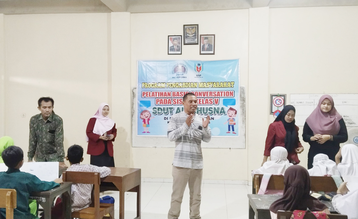 MENGAJAR: Dosen USP Muslimin saat mengajar Bahasa Inggris di depan siswa SDUT Al Chusna, Desa Loram Wetan, Kecamatan Jati, Kudus kemarin.