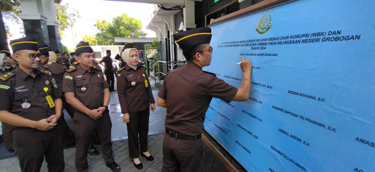 TANDA TANGAN: Kajari Grobogan Iqbal menandatangani komitmen bersama pakta integritas menuju WBK dan WBBM tahun 2024 Kejari Grobogan, kemarin.