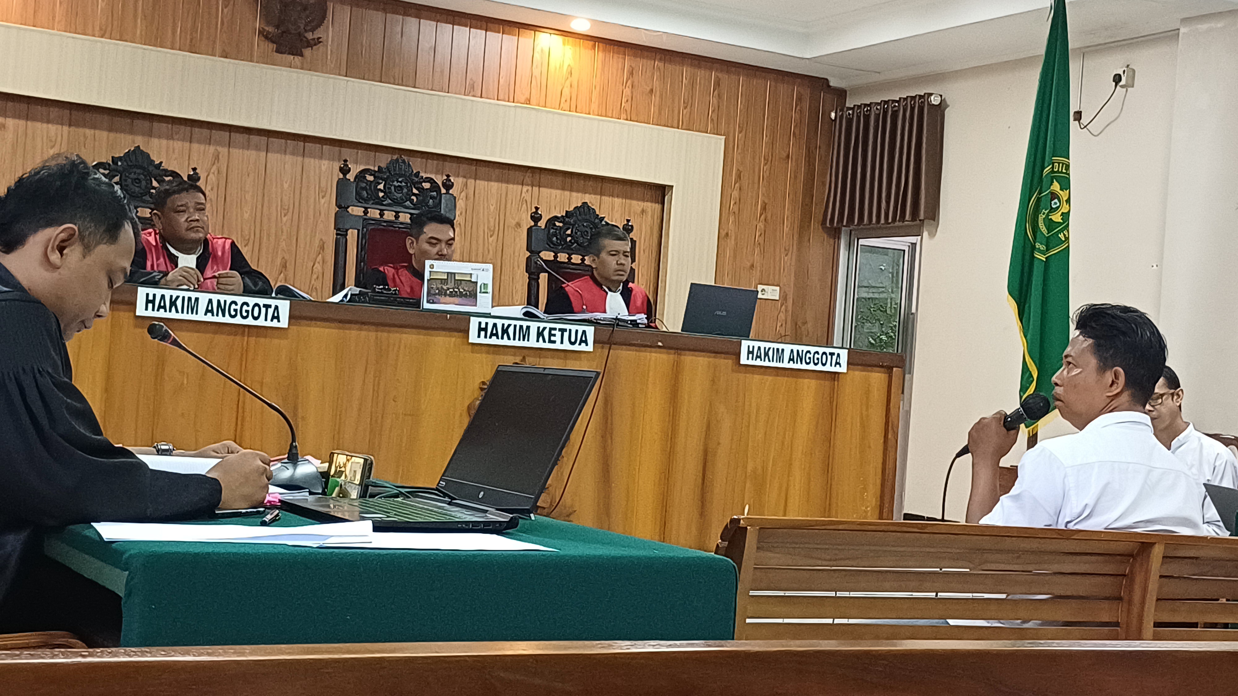 BERI KETERANGAN: Saksi pelapor, Ridwan saat memberikan penjelasan dihadapan Majelis Hakim kemarin.