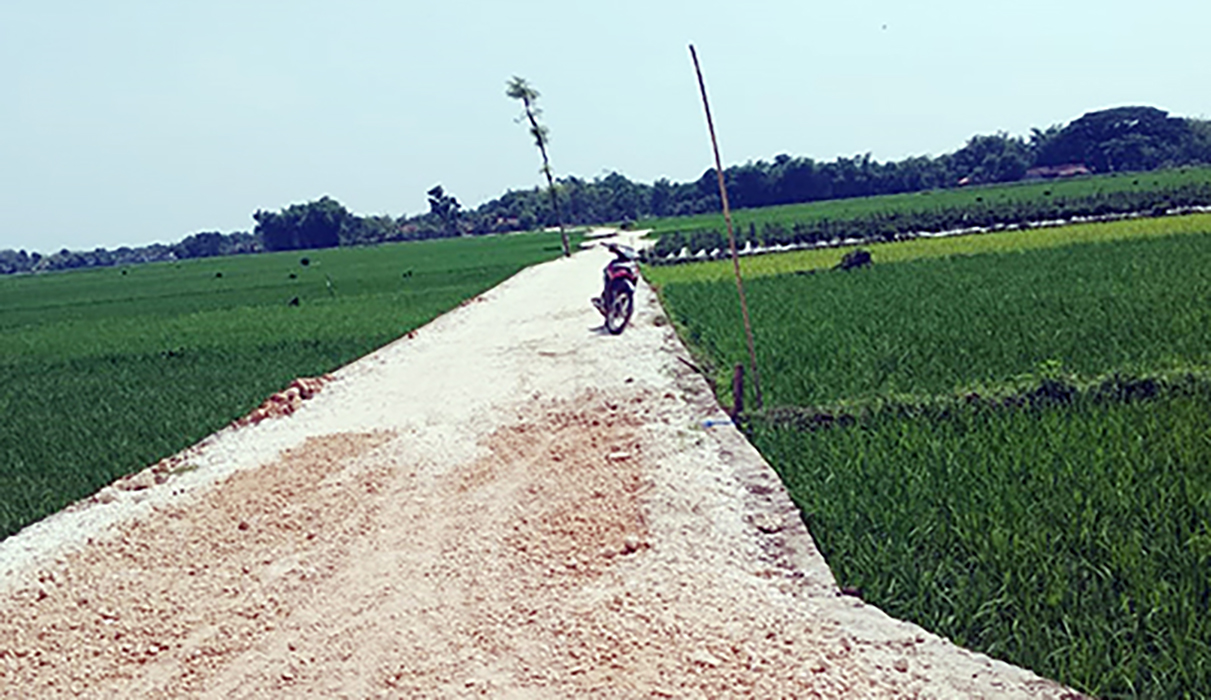 PERBAIKI: Kondisi jalan usaha tani yang semula tanah dibangun agar mempermudah petani melintas.