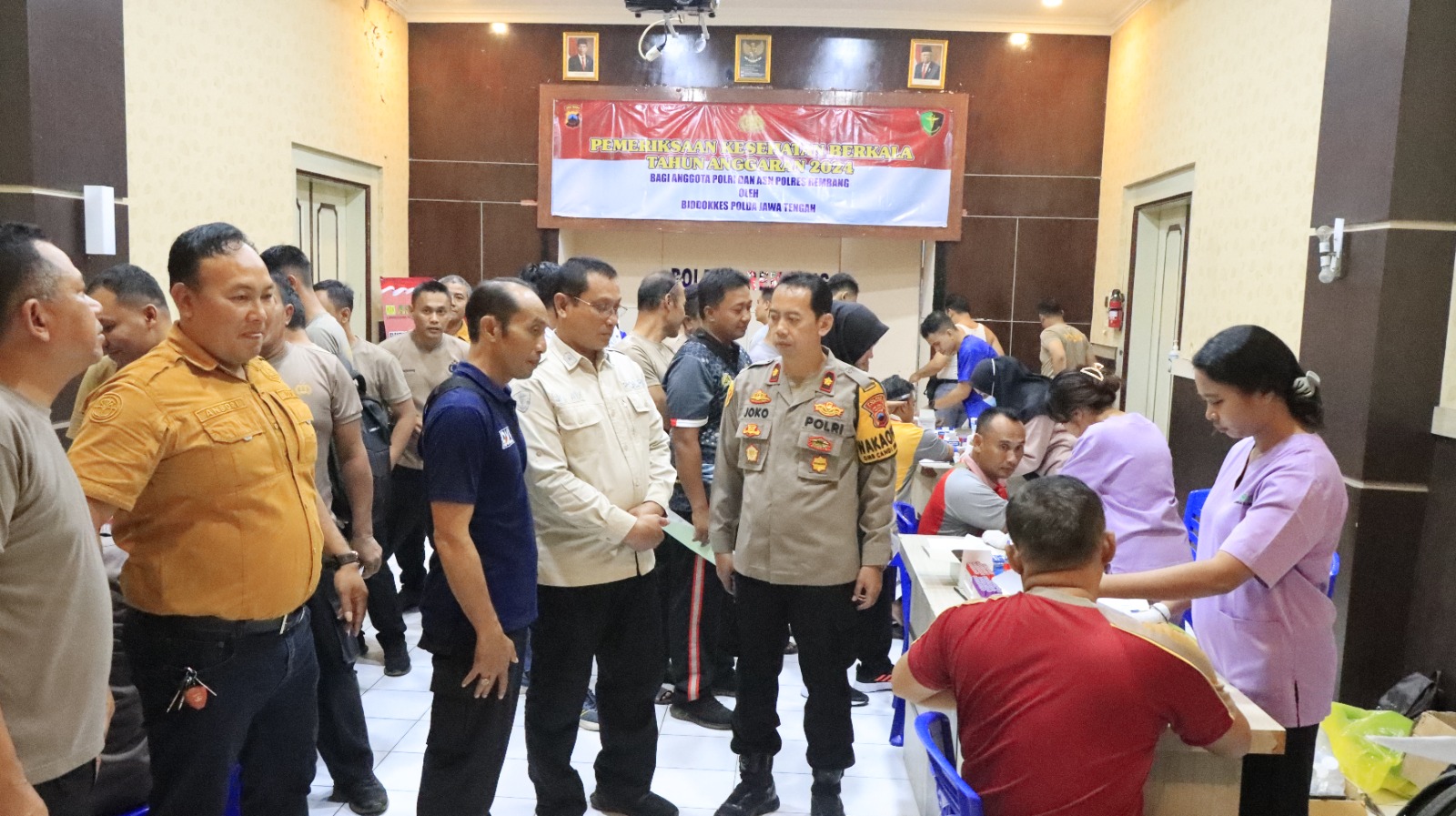 CEK KESEHATAN: Personel Polri dan ASN Polres Rembang antusias antre ikuti rikkes, kemarin.