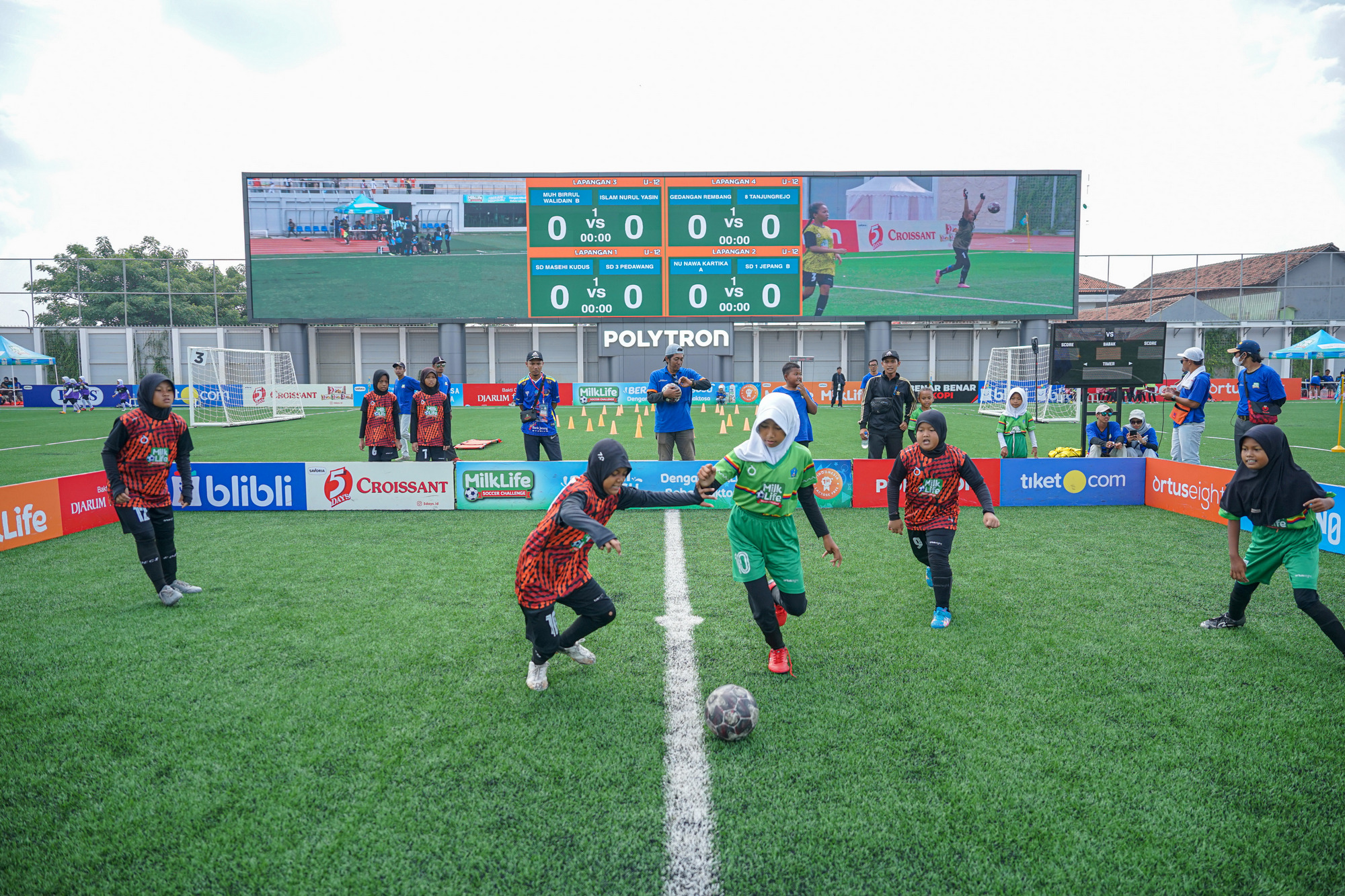 BERJAYA: Para sisiwi SD hingga MI bertanding dalam kompetisi Milklife Soccer Challenge di SSA Rendeng, Kudus. (MLSC UNTUK RADAR KUDUS)