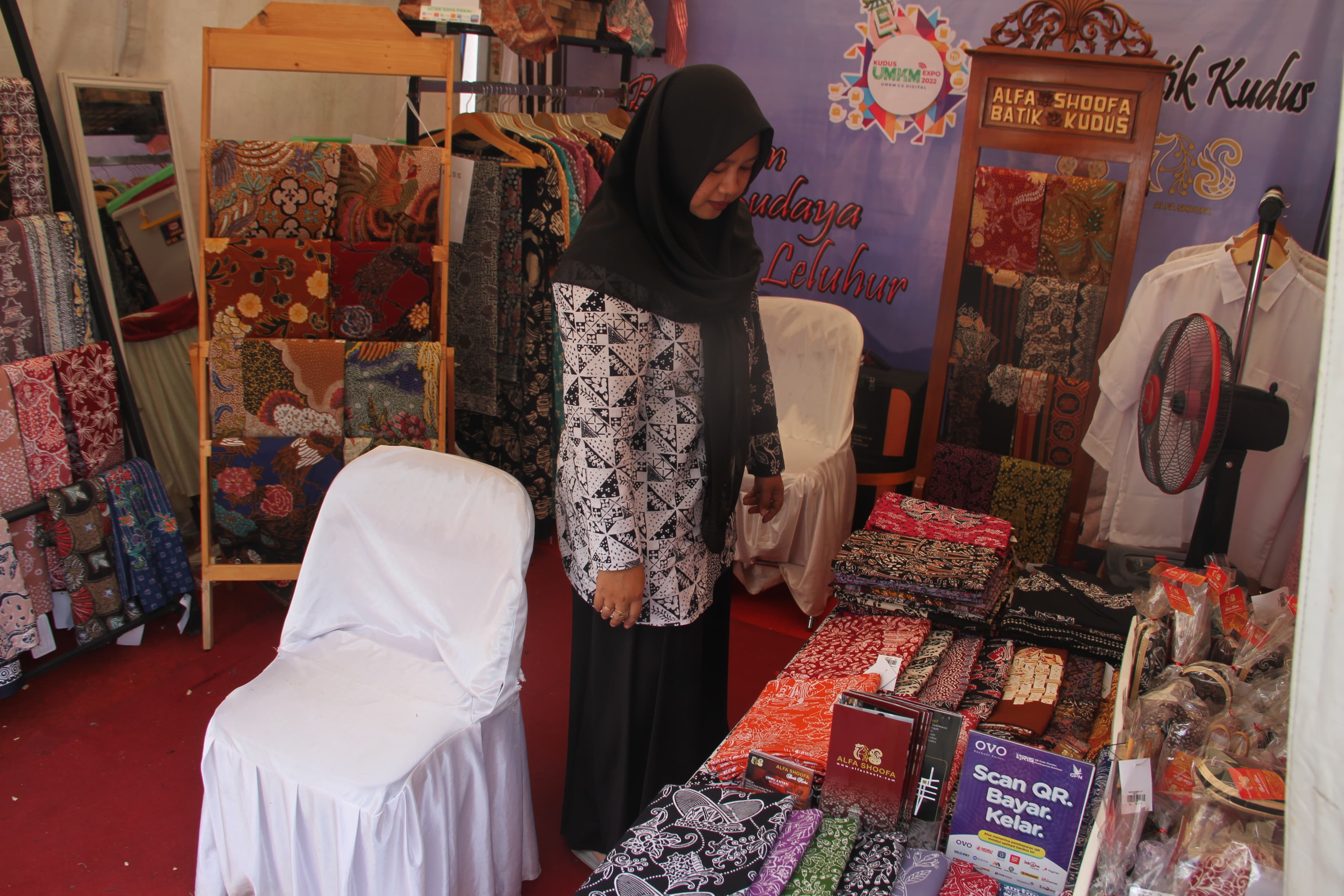 USAHA: Seorang wanita berada di salah satu stand usaha bisnis yang didirikan di Kudus belum lama ini.