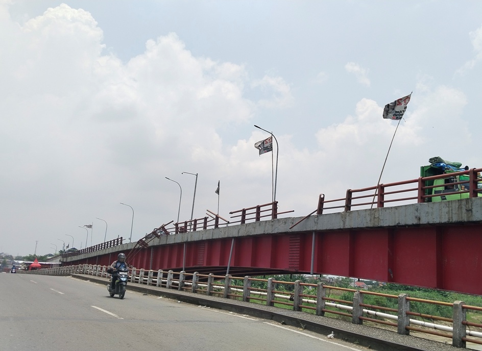 RUSAK: Kondisi pembatas Jembatan Tanggulangin perbatasan Kudus-Demak tampak rusak kemarin.