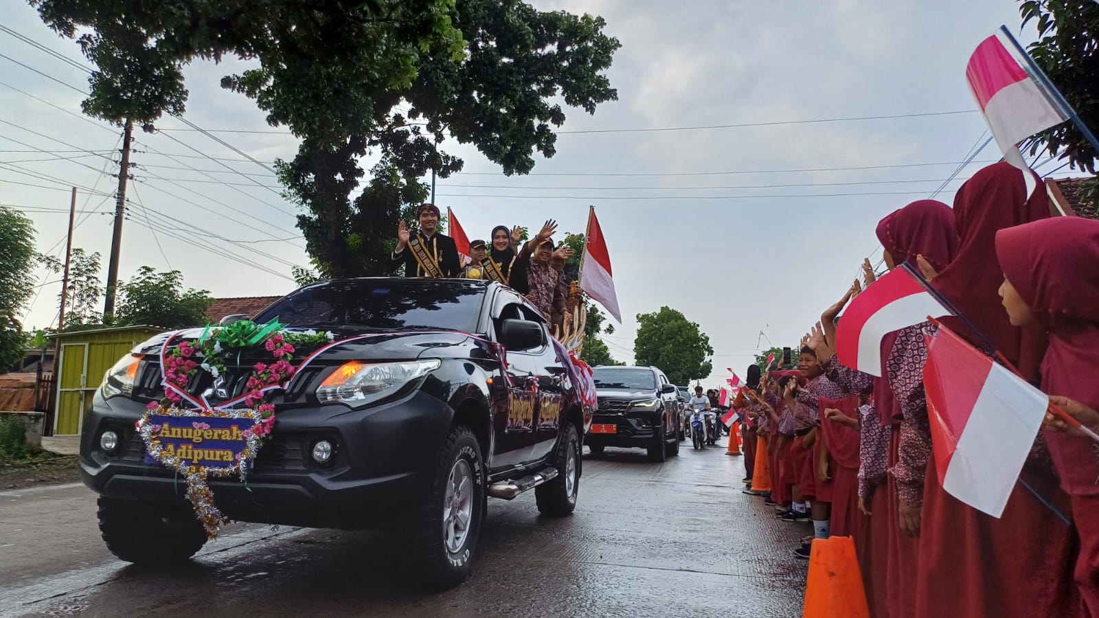 KIRAB: Pj Bupati Jepara bersama rombongan kirab piala Adipura dari perbatasan Demak-Jepara menuju Jepara Kota. (NIBROS HASSANI/JAWA POS RADAR KUDUS)