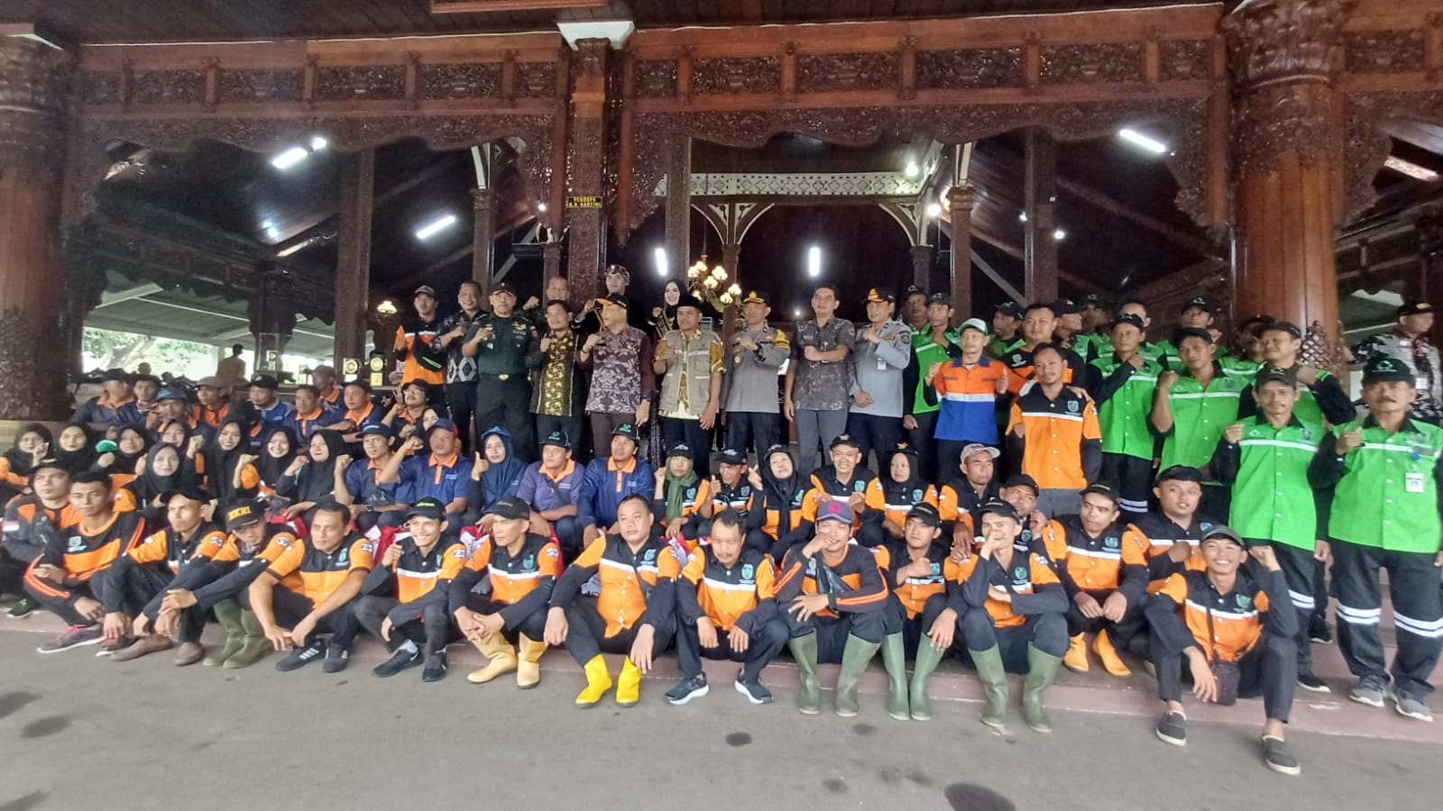 APRESIASI: PJ Bupati Jepara bersama para tenaga kebersihan usai penyerahan piala Adipura. (NIBROS HASSANI/RADAR KUDUS)