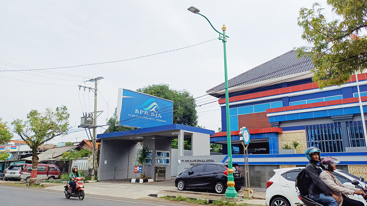 AKTIF: Seorang pengendara melewati kantor Bank Jepara Artha.