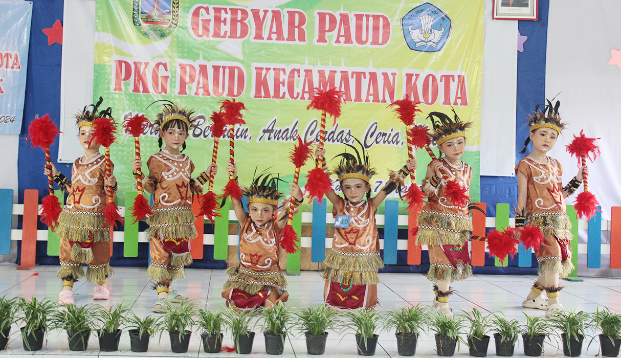 SERU: Penampilan tarian Pelajar Pancasila dari TK 07.1 Pertiwi Kabupaten Kudus  mengenakan pakaian adat Papua ajang lomba Gebyar PAUD kemarin.