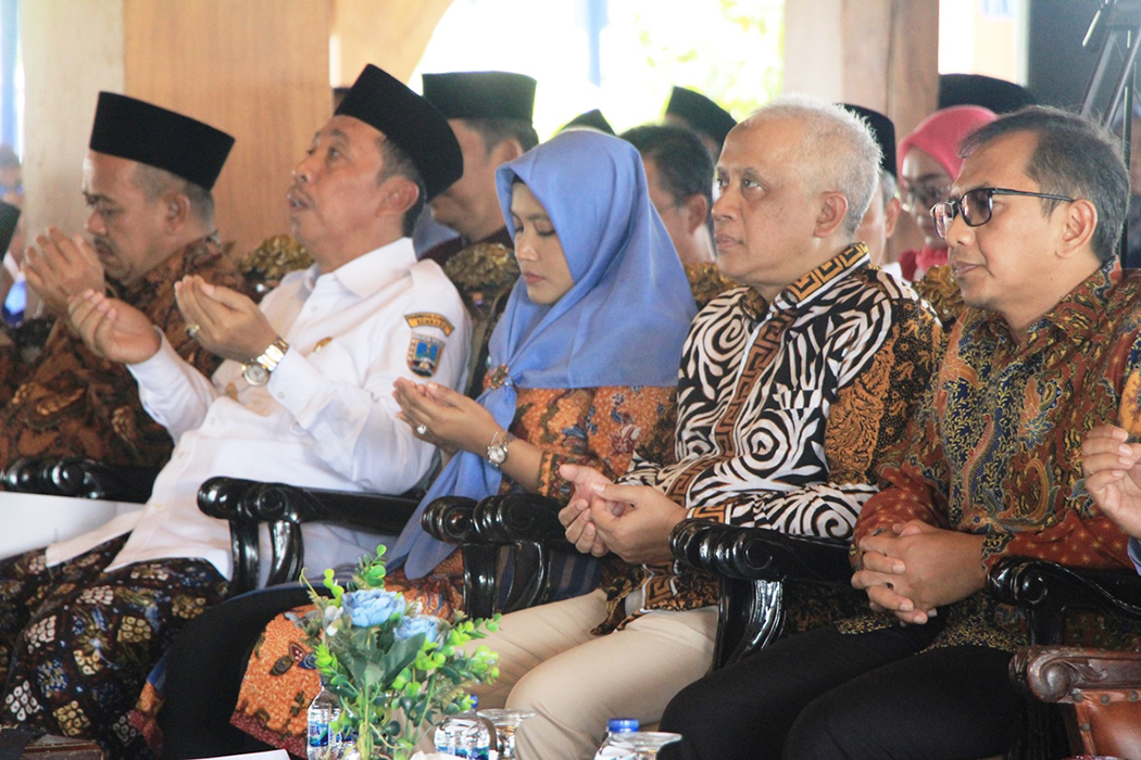 DOA BERSAMA: Bupati Rembang Abdul Hafidz bersama anggota komisi XI DPR RI Harmusa Oktaviani dan perwakilan BPK foto bersama kemarin.