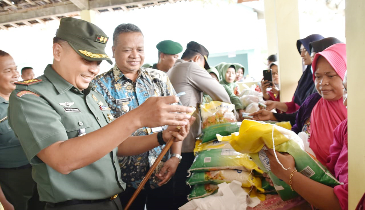 PASAR MURAH: Kodim 0717/Grobogan gelar pasar murah di Desa Karang Pasar Kecamatan Tegowanu kemarin.