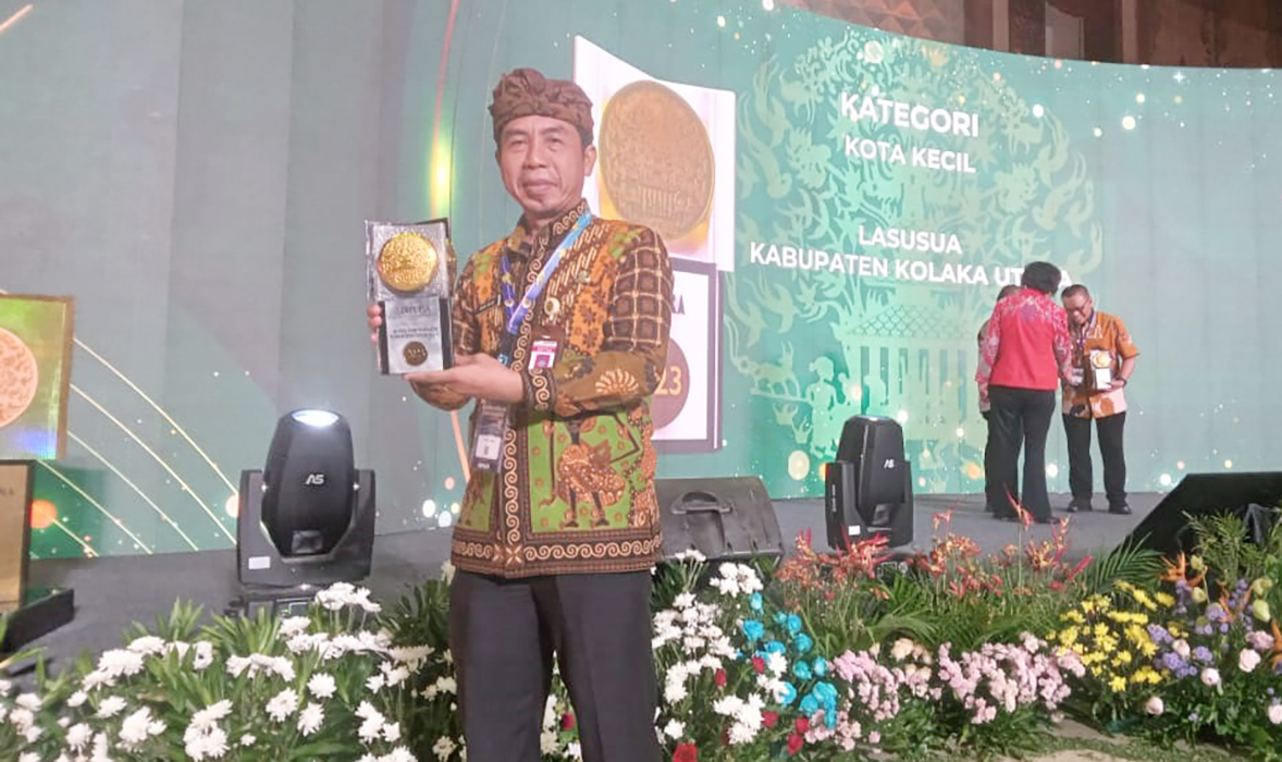 ADIPURA KEDUA: Kepala Dinas Lingkungan Hidup (DLH) Grobogan Mokamad menerima penghargaan Adipura kedua.