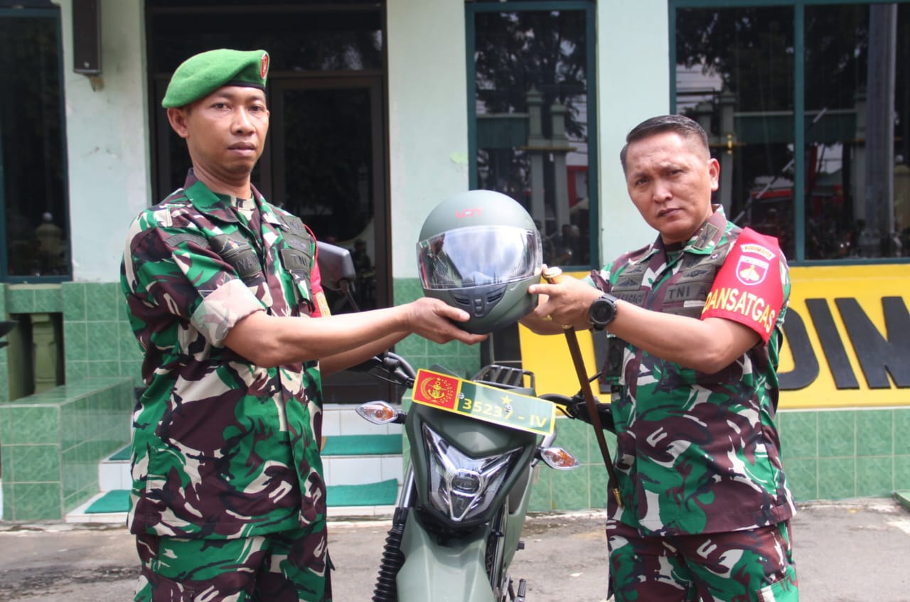KENDARAAN OPERASIONAL: Dandim Pati Letkol Inf Jon Young Saragi, S.Sos menyerahkan motor listrik Pembagian TNI AD di makodim setempat, Jumat (8/3).
