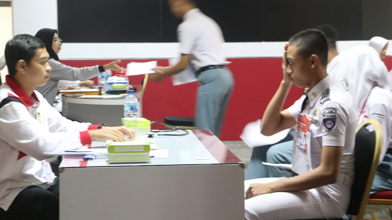 SELEKSI PASKIBRAKA: Calon Paskibraka melakukan tes buta warna dari tim medis DKK Kudus di Command Center.