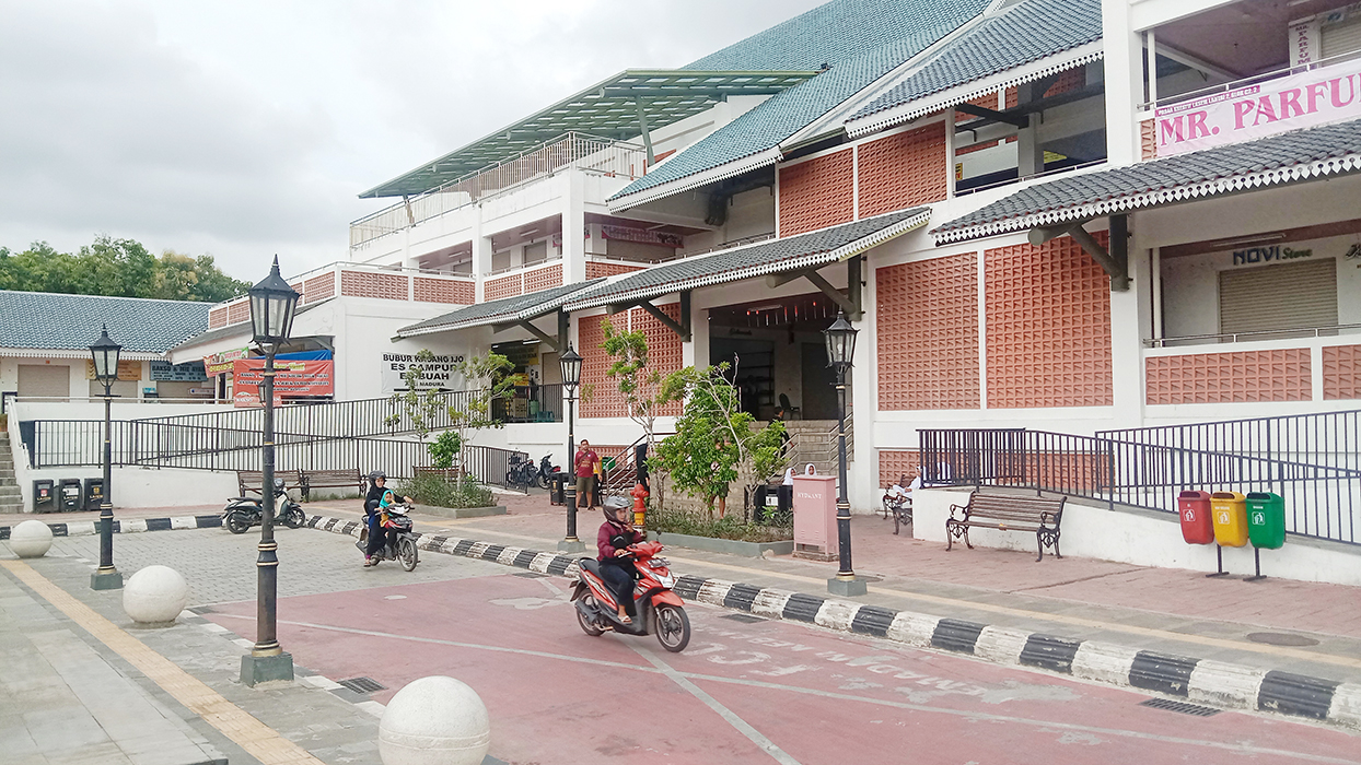 LALU-LALANG: Warga melewati depan Pasar Kreatif Lasem kemarin.