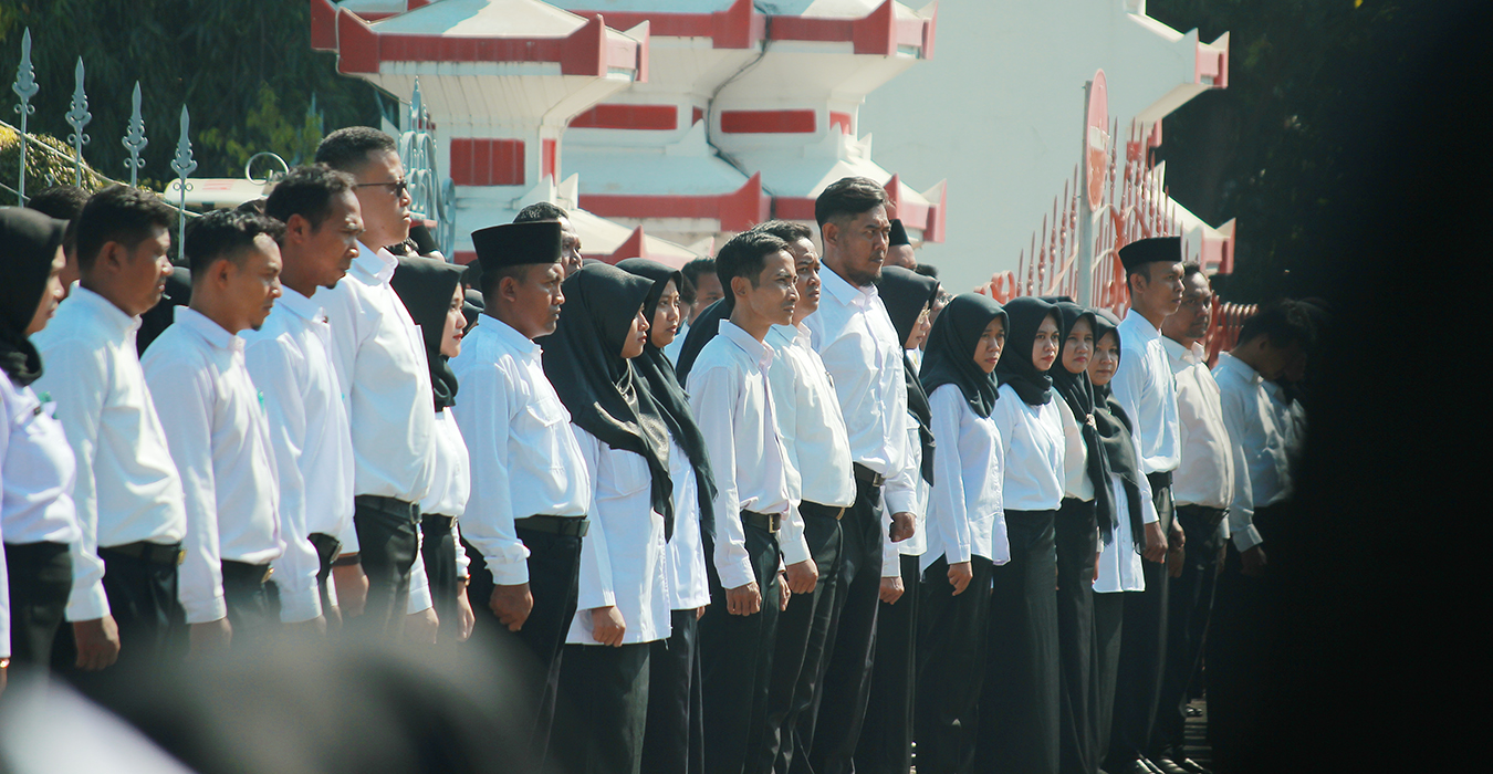 DITAMBAH: Para pegawai PPPK menanti SK pengangkatan di halaman Pendapa Kabupaten Jepara belum lama ini.