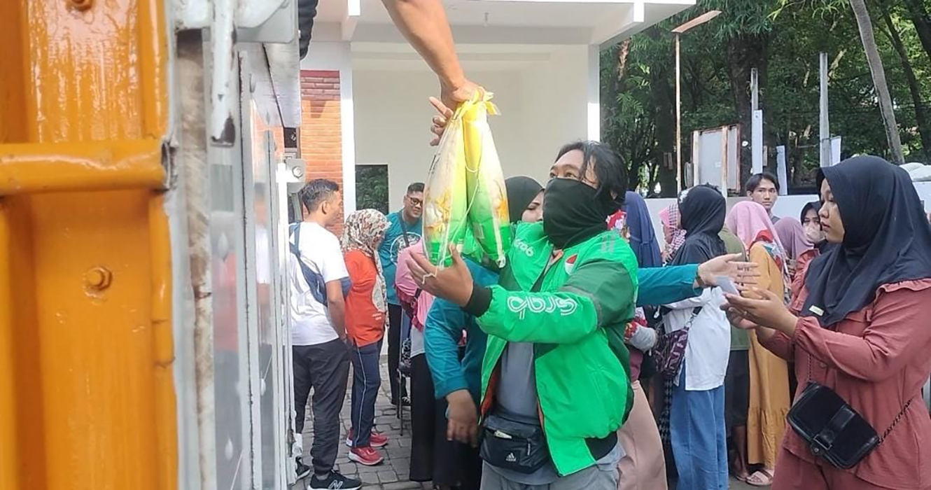 DISERBU: Warga mengatre membeli beras di acara Gerakan Pangan Murah yang diadakan oleh Dispertan Kudus.