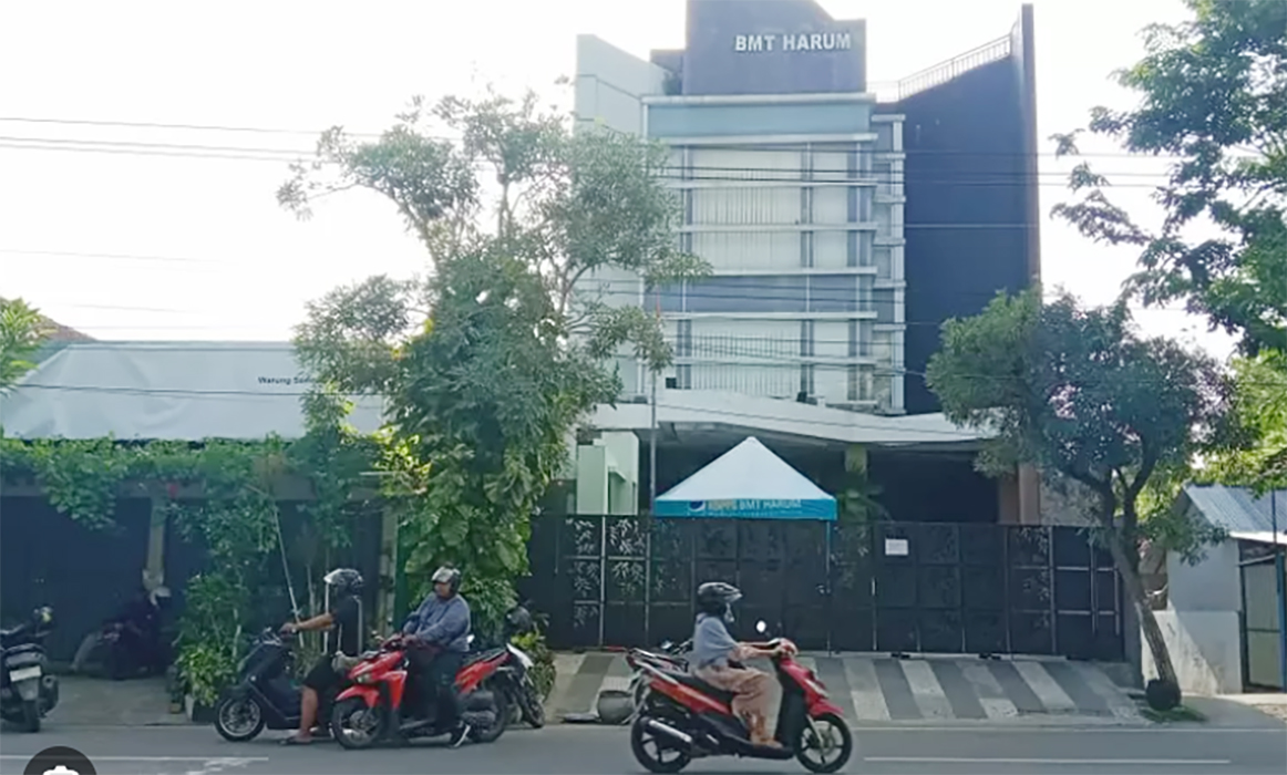 JAM TUTUP: Pengendara melintas di depan kantor BMT Harum yang berada di Jalan Pemuda, Rembang baru-baru ini.