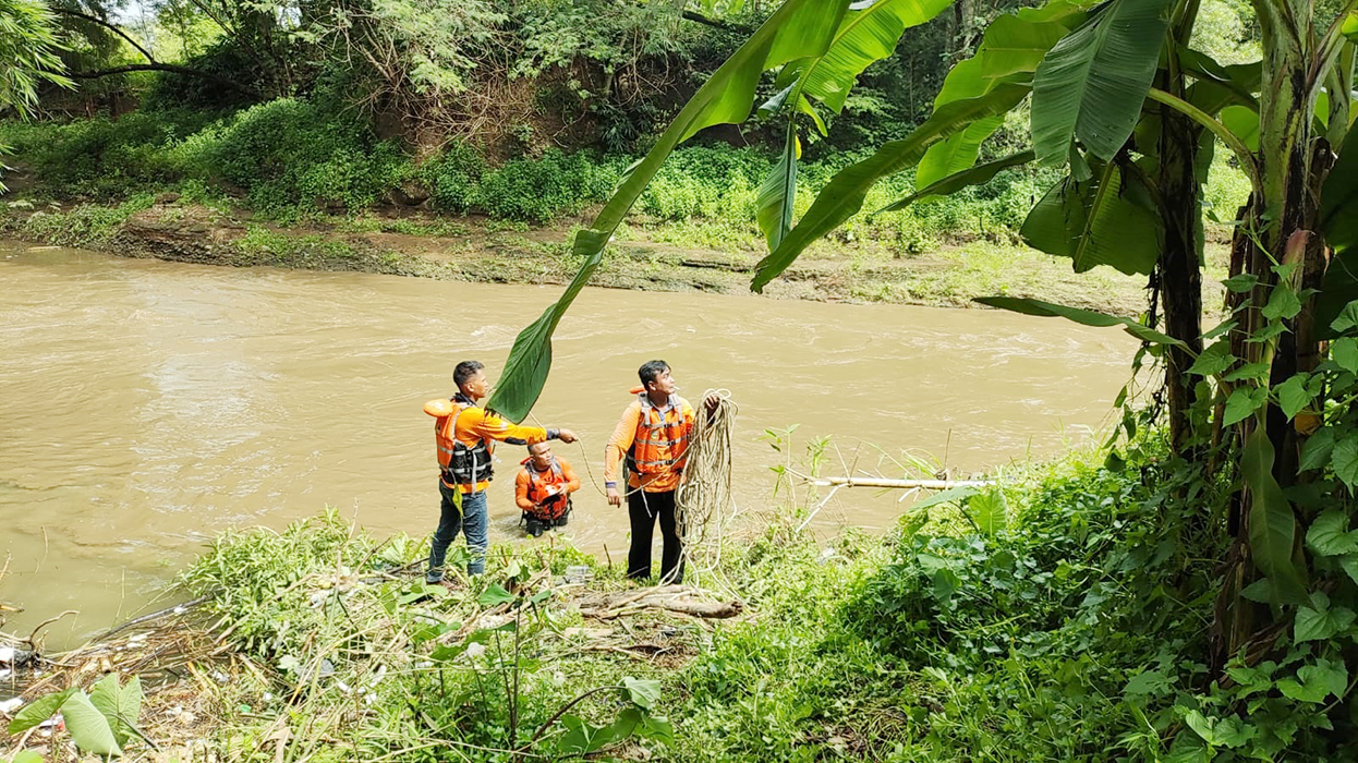 MAKAN KORBAN: Relawan mengevakuasi bocah korban tenggelam saat asik main di Sungai Gelis.