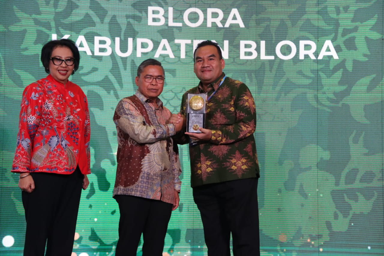 BANGGA: Bupati Blora Arief Rohman (kanan) saat menerima penghargaan Adipura yang diserahkan oleh Wakil Menteri Lingkungan Hidup Alue Dohong (dua dari kanan) di Auditorium Soedjarwo.