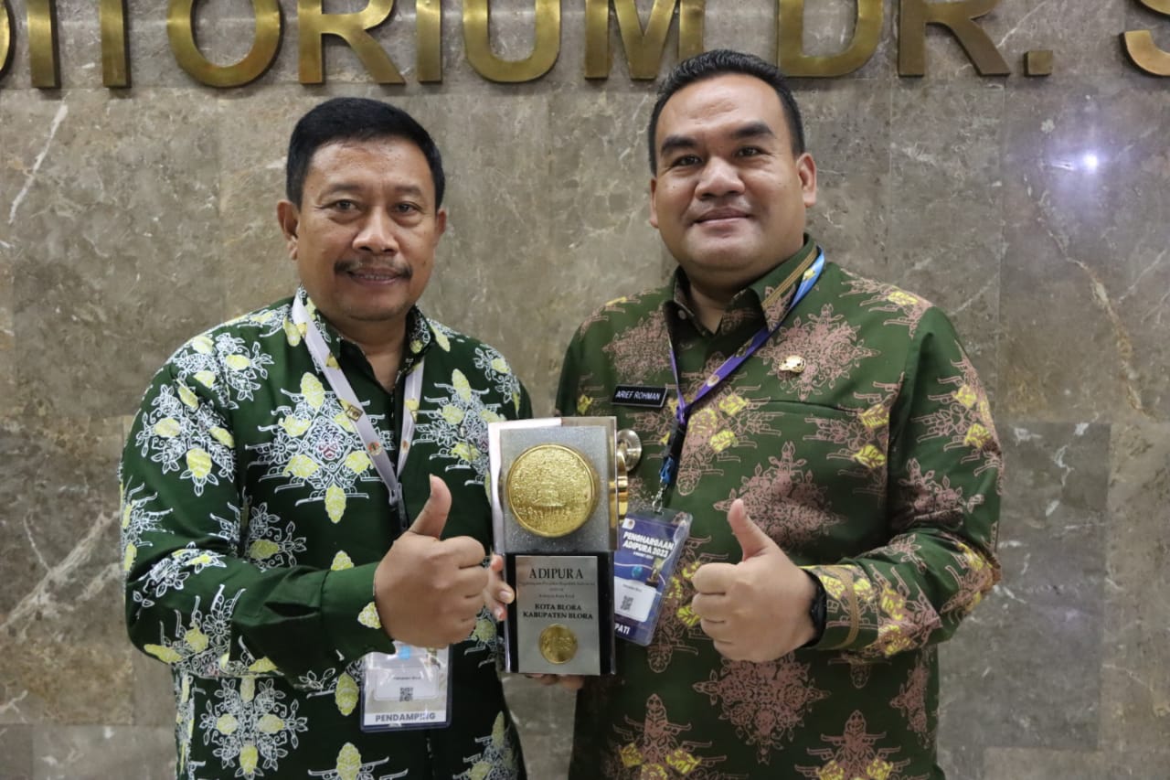 JADI MOTIVASI : Bupati Blora Arief Rohman dan Kepala DLH Blora Istadi Rusmanto menujukan piala Adipura yang diterima Kota Sate untuk kali kedua.