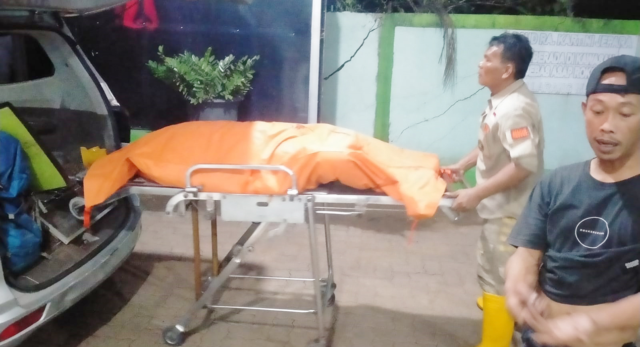 SIGAP: Karung jasad tiba depan ruang pemulasaran jenazah Selasa (5/3) malam.