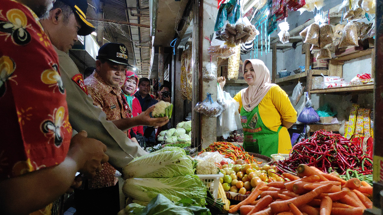 BLUSUKAN : Bupati Semarang saat menyakan harga sembako kepada salah satu pedagang di Pasar Bandarjo Ungaran, Kabupaten Semarang.