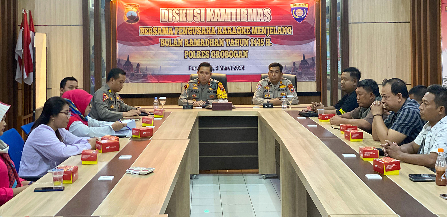 BERIKAN HIMBAUAN: Wakapolres Grobogan Kompol  Gali Atmajaya memimpin jalanya rapat kamtibmas di mapolres setempat.