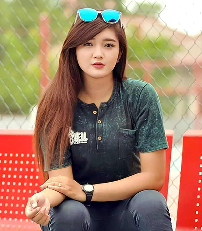 CERAH: Salah satu model yang rutin treatment facial dengan hasil kulit wajah yang glowing.