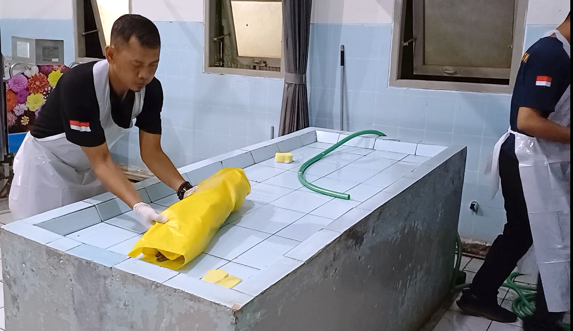 SELESAI: Petugas RSUD RA Kartini Jepara mengurus jasad bayi yang telah  ditopsi.