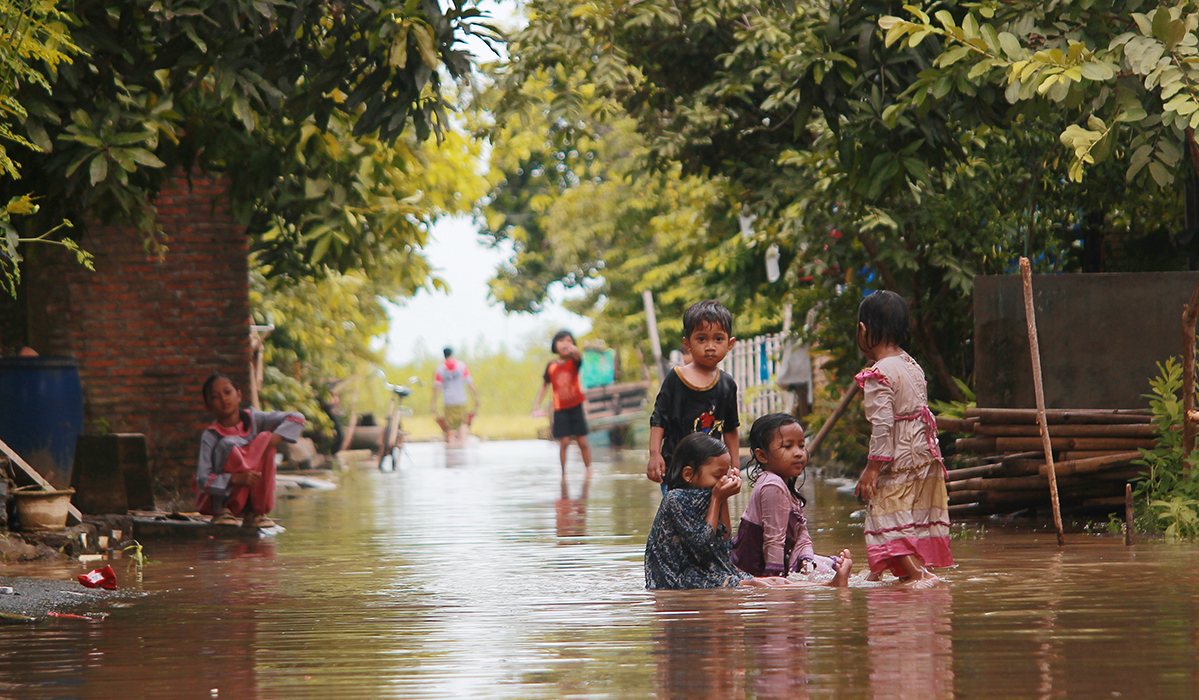 SURUT: Anak-anak bermain di jalanan kampung yang terendam banjir di Desa Sowan Kidul, Kecamatan Kedung kemarin.