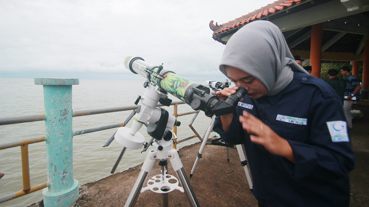GELAP: Tim pemantau hilal meneropong langit sekitar Pantai Kartini Jepara dalam rukyatul hilal kemarin.