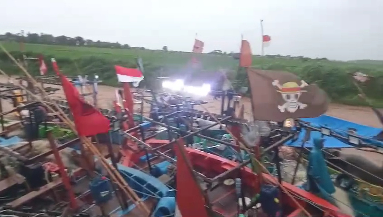 TENGGELAM: Deretan kapal yang terparkir di pinggir Pantai Bayuran, Kecamatan Kembang tenggelam karena banjir.