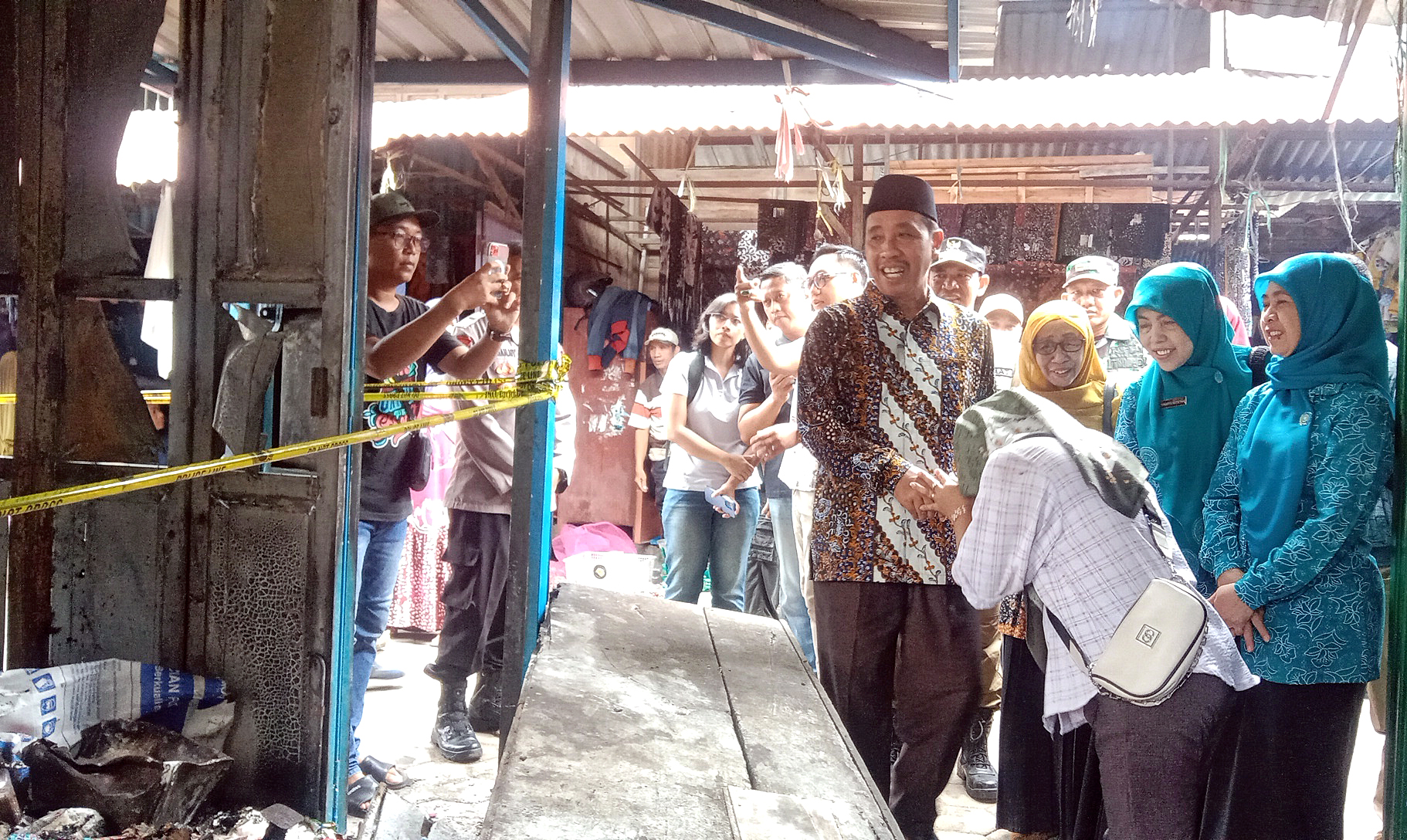 CEK LOKASI: Bupati Rembang Abdul Hafidz berada di Pasar Pamotam setelah kejadian kebakaran.