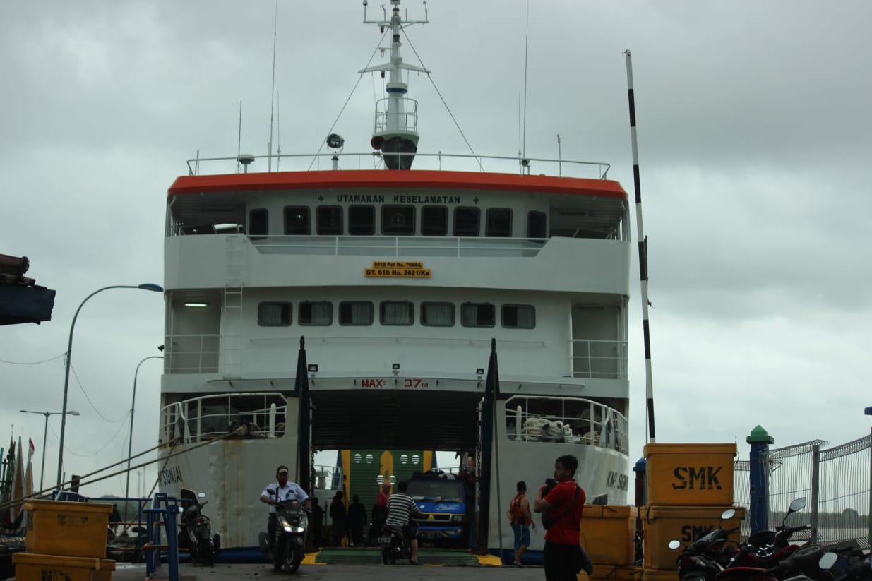 PERAWATAN: KMP Siginjai tengah bongkar muatan di Pelabuhan Penyeberangan Jepara belum lama ini. (MOH. NUR SYAHRI MUHARROM/RADAR KUDUS)