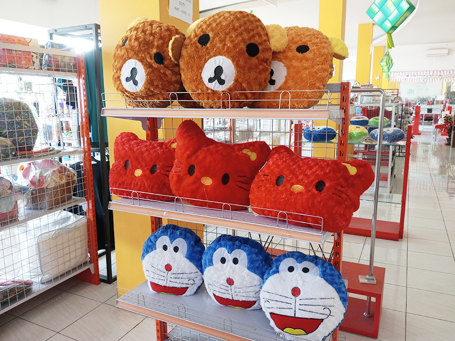 UNIK : Produk bantal karakter buatan QDOEL-X yang dijual di Plaza Pragolo Pati