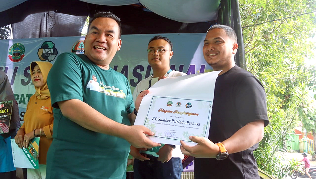 BANGGA: Bupati Blora Arief Rohman saat memberikan penghargaan sekolah Adiwiyata kepada sekolah pemenang.